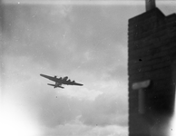 831763 Afbeelding van een laagvliegend Amerikaanse B-17 (Flying Fortress) vliegtuig, boven het afwerpterrein ...